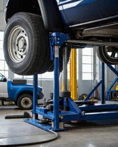 Transporter auf der Hebebühne für Wartung und Fahrwerks-Check im Certus Truckcenter Bodenheim.